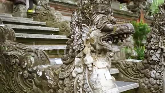 巴厘岛萨拉斯瓦蒂神庙的雕塑巴厘岛印度教建筑风格视频的预览图