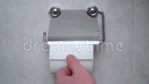 卫生纸与文字热狗在WC一个惊慌失措的人从卫生纸上掉了眼泪快餐概念视频的预览图