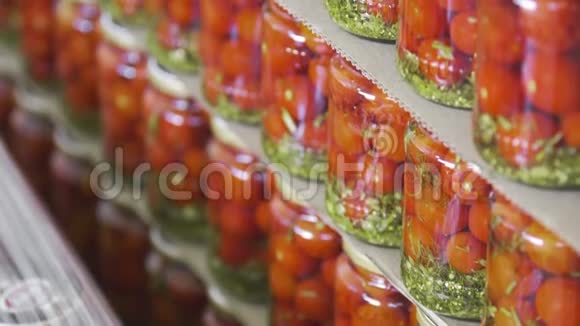 保存西红柿和黄瓜装有西红柿和黄瓜的玻璃瓶视频的预览图