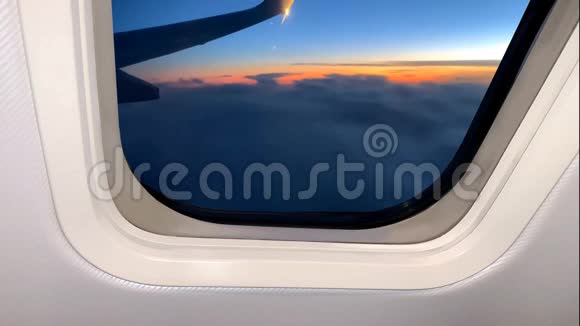 从飞机的舷窗可以看到神秘的天空景观空中有浓密的云层和明亮的灯光视频的预览图