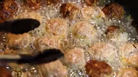 金黄的肉丸煎成泡状油状不健康快速配菜的概念孤立或不健康的食物视频的预览图