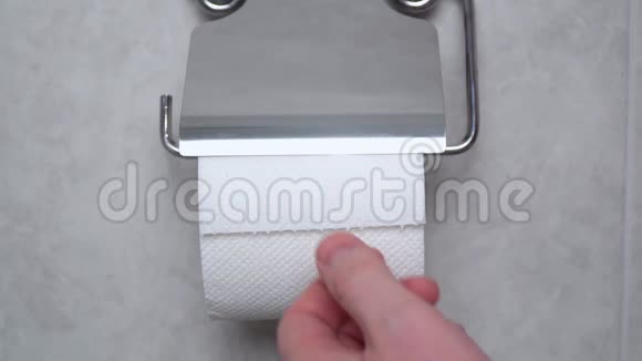 卫生纸与文字腹泻在WC个人卫生观念快餐概念视频的预览图