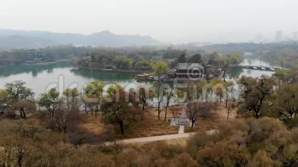 空中观景小亭子旁边的湖里面的故宫中国承德视频的预览图