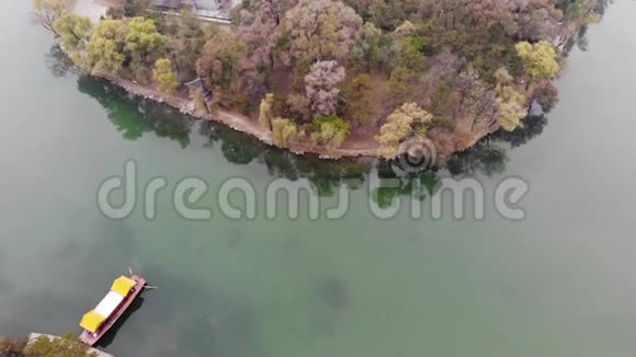 空中观景小亭子旁边的湖里面的故宫中国承德视频的预览图