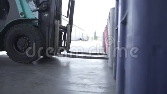 装载机在仓库物流中心举起大塑料箱视频的预览图