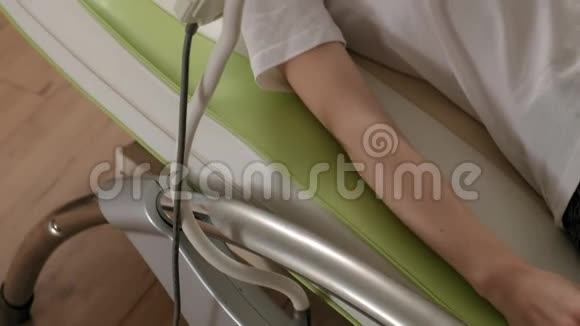 一个女人躺在按摩电子床上视频的预览图