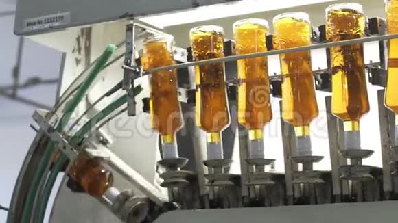酒精饮料生产灌装线酒厂生产线装瓶用玻璃瓶视频的预览图