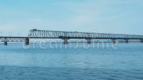 货运火车驶过大桥铁路大桥过江阳光明媚的春天视频的预览图