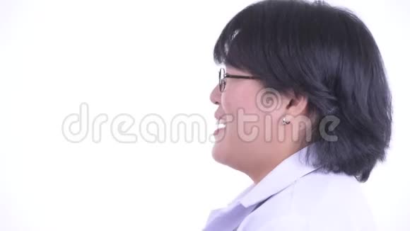 幸福超重亚洲女医生谈话特写镜头视频的预览图