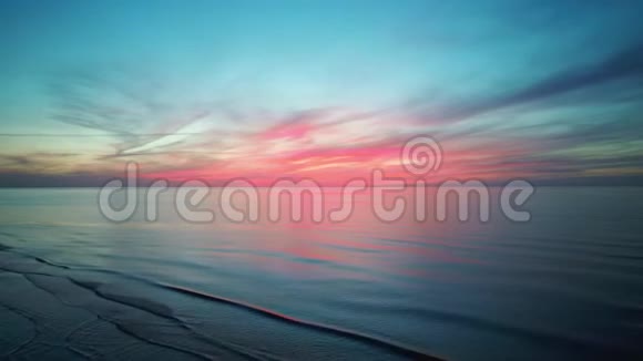 在美丽的五彩缤纷的日落中飞越海洋空中无人机射击海上日出视频的预览图