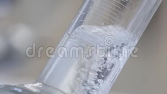 透明液体填充容量实验室瓶女人拿酒精样本在酒厂化验视频的预览图