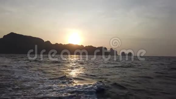 从船上到岸边和水上的景色船在清晨从岸边驶进大海视频的预览图