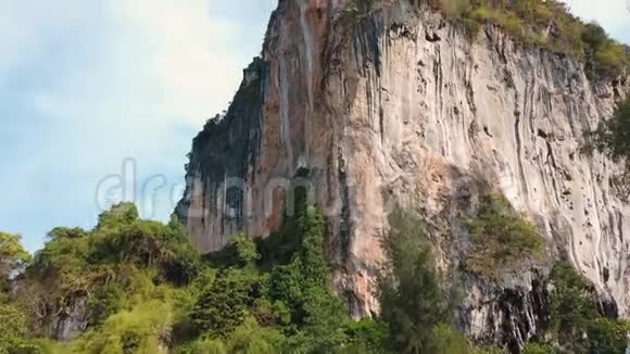 在泰国克拉比的大悬崖上从下往上看铁路视频的预览图