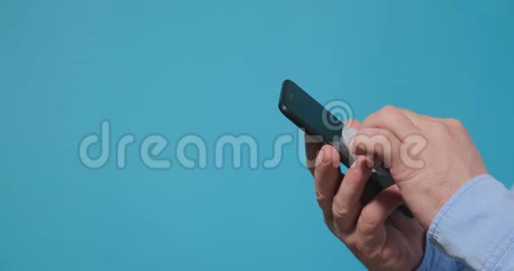 人手消毒现代黑色智能手机视频的预览图