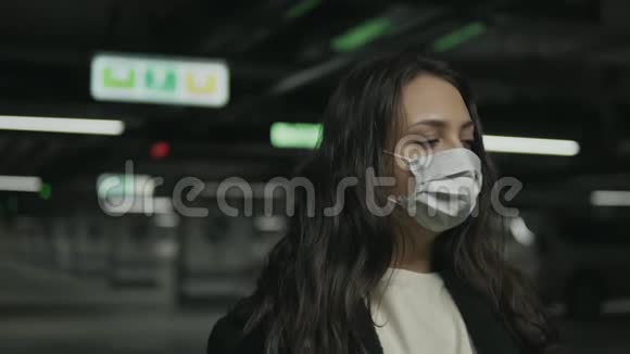 感染病毒的年轻妇女戴着医用口罩在废弃停车场咳嗽视频的预览图