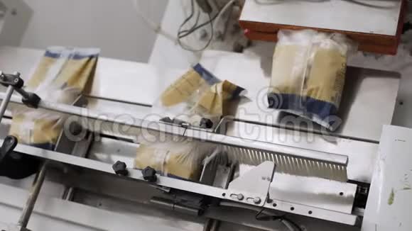 包装冷冻饺子的机器现代工厂为生产半成品传统馄饨视频的预览图