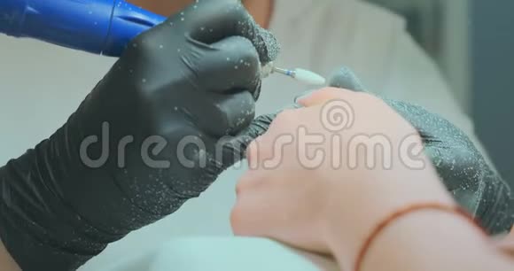 戴手套的医生从客户指甲上取下旧的覆盖物视频的预览图
