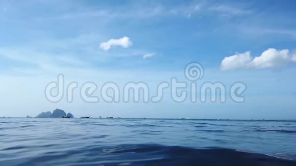 平静的蓝色海水和天空日间低角度视野视频的预览图
