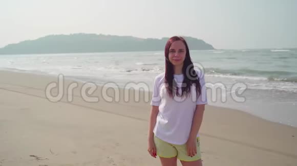 年轻女子在海滨赞许地点头成年黑发女子站在沙滩上表示同意视频的预览图