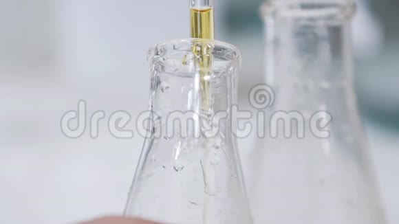 酒厂实验室研究人员用移液管近距离分析液体实验室威士忌样品分析视频的预览图