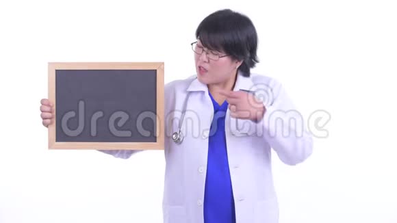 快乐超重的亚洲女医生拿着黑板竖起大拇指视频的预览图