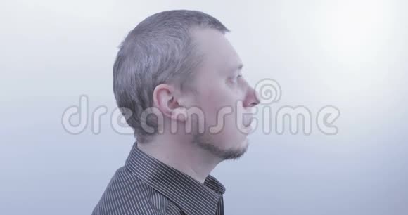 戴医疗面具的留胡子男人的肖像视频的预览图