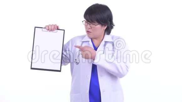 体重超重的亚洲女医生拿出剪贴板竖起大拇指视频的预览图