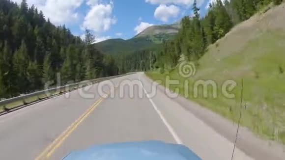波夫开车穿过冰川国家公园视频的预览图