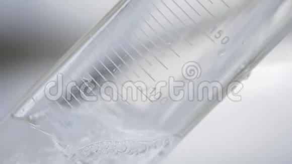 特写透明液体填充容量实验室瓶女人拿酒精样本在酒厂化验视频的预览图