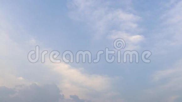 蓝天背景上白云运动时间的推移视频的预览图