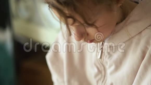 悲伤的画一个少年一个女孩的眼泪肖像一个女生坐着用蜡笔画素描书视频的预览图