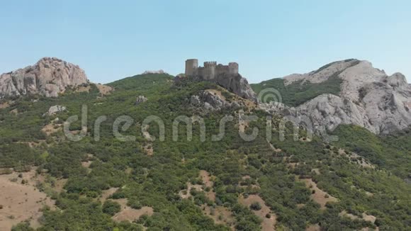 鸟瞰中世纪城堡在山顶防御工事在背景山VFX视频的预览图