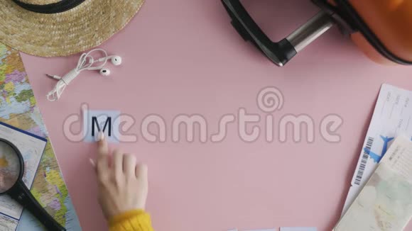 顶部的双手放在粉红色的桌子上视频的预览图