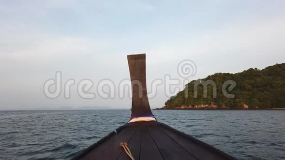 泰国克拉比的长尾船在水中航行的第一人称景色视频的预览图