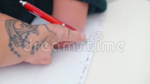 一名残疾人用钢笔的手桩特写视频的预览图