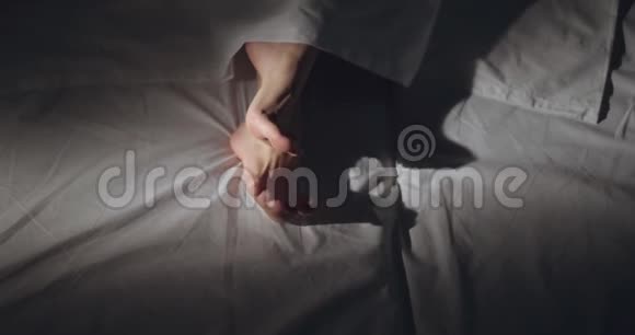 晨曦中女性的双脚视频的预览图
