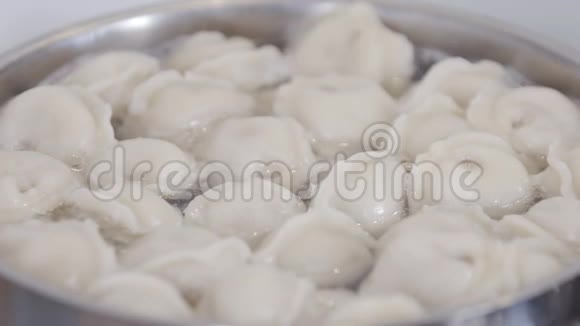 烹饪自制饺子的过程肉汤圆在沸水锅里饺子是俄罗斯传统食品视频的预览图
