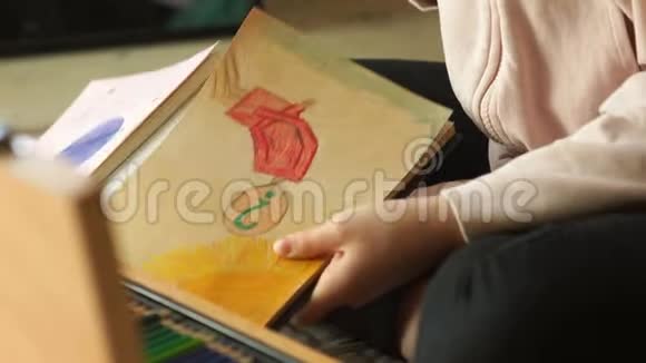 女孩在她的素描本上画哲学图画儿童在检疫期间创造性和彩色铅笔绘图视频的预览图