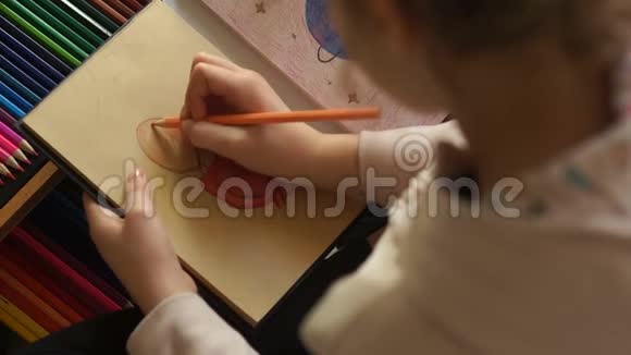 用彩色铅笔画一个有问号而不是脸的人的儿童肖像儿童视频的预览图