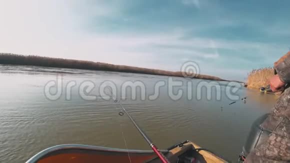 渔民从河上的船上旋转视频的预览图