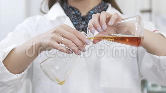女科学家慢动作分析酒厂实验室研究员液体混合化学物质和视频的预览图