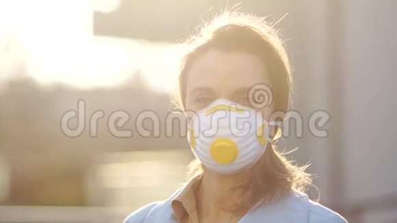 可爱的女人戴着保护面具金发的户外肖像Cowid19冠状病毒流行检疫和自我隔离视频的预览图