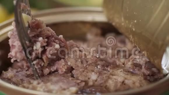 用叉子从罐头里取出肉酱罐头慢动作特写镜头视频的预览图