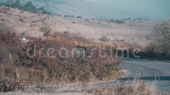 汽车在山上行驶视频的预览图