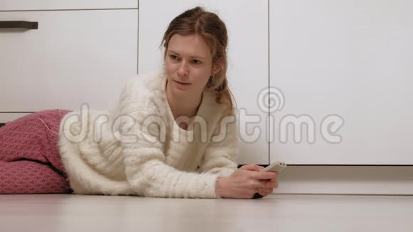 一个年轻的女人用吸尘器控制机器人视频的预览图
