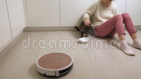 机器人吸尘器在厨房里收集垃圾现代技术视频的预览图