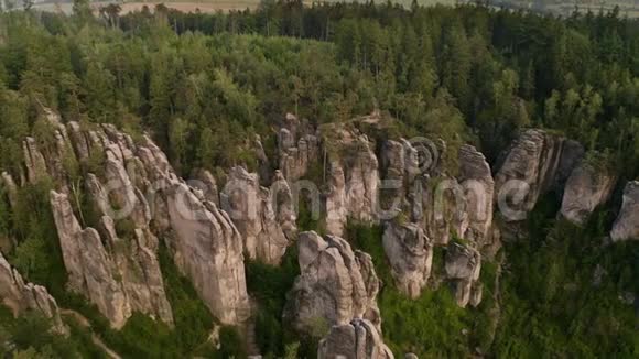 壮观的岩石景观从空中视频的预览图