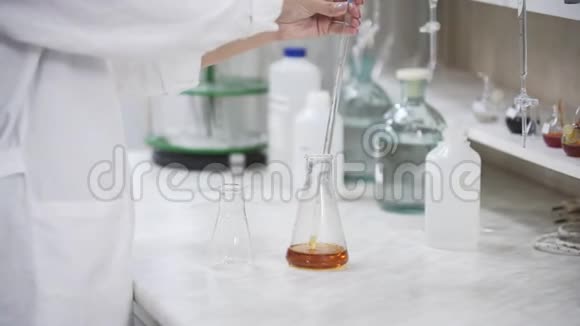 有吸管的女科学家在酒厂实验室研究员中分析液体威士忌样品的分析视频的预览图