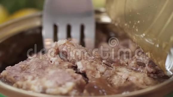 用叉子从罐头里取出肉罐头视频的预览图