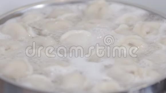 慢动作煮饺子拉维奥利在水中煮沸香料在锅里传统的俄罗斯饺子视频的预览图